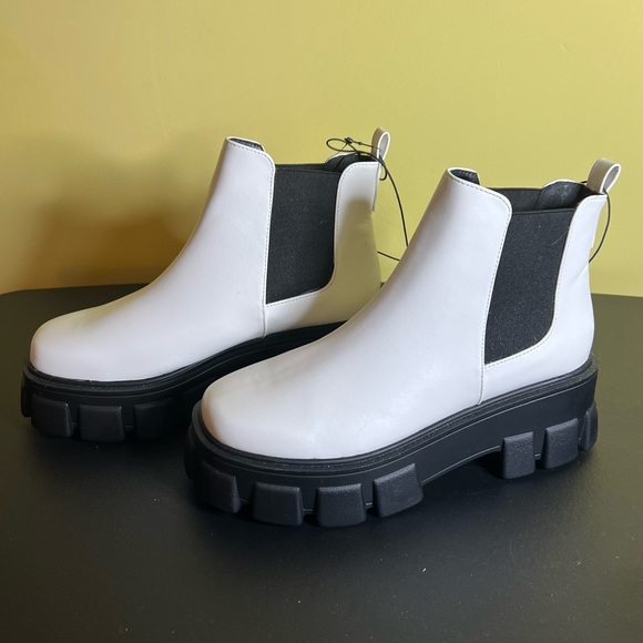 NWT Faux Leather Platform Chelsea Boots Forever21 - Picture 2 of 7